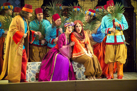 Bojan Knežević (Haly), Jane Archibald (Elvira), Catherine Cook (Zulma), Chorus, L'Italiana in Algeri, Gioachino Rossini. San Francisco Opera, 2005-06. Photographer: Terrence McCarthy/San Francisco Opera.