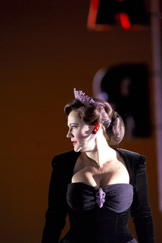 Catherine Nagelstad (Rodelinda), Rodelinda, George Frideric Handel. San Francisco Opera, 2005-06. Photographer: Terrence McCarthy/San Francisco Opera.