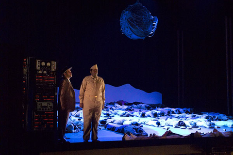 Gerald Finley (J. Robert Oppenheimer), Eric Owens (General Leslie Groves), Chorus, Supernumeraries, Doctor Atomic, John Adams. San Francisco Opera, 2005-06. Photographer: Terrence McCarthy/San Francisco Opera.