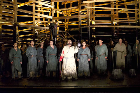 Attila Jun (Oroveso), Chorus, Norma, Vincenzo Bellini. San Francisco Opera, 2005-06. Photographer: Terrence McCarthy/San Francisco Opera.