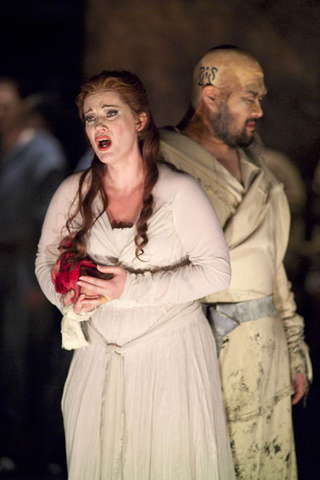 Catherine Naglestad (Norma), Attila Jun (Oroveso), Norma, Vincenzo Bellini. San Francisco Opera, 2005-06. Photographer: Terrence McCarthy/San Francisco Opera.