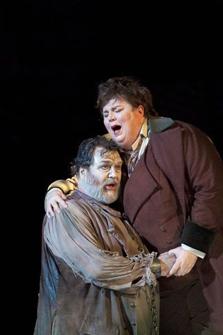 Thomas Moser (Florestan), Christine Brewer (Leonore), Fidelio, Ludwig van Beethoven. San Francisco Opera, 2005-06. Photographer: Terrence McCarthy/San Francisco Opera.