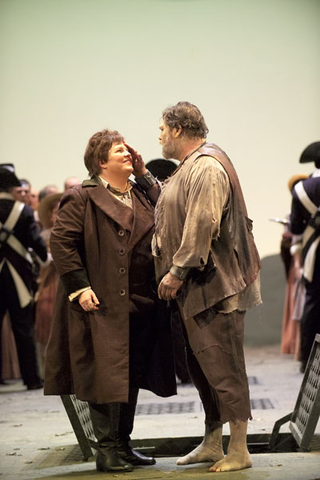 Christine Brewer (Leonore), Thomas Moser (Florestan), Ensemble, Fidelio, Ludwig van Beethoven. San Francisco Opera, 2005-06. Photographer: Terrence McCarthy/San Francisco Opera.