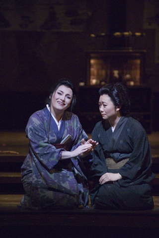 Patricia Racette (Cio-Cio San), Zheng Cao (Suzuki), Madama Butterfly, Giacomo Puccini. San Francisco Opera, 2005-06. Photographer: Terrence McCarthy/San Francisco Opera.