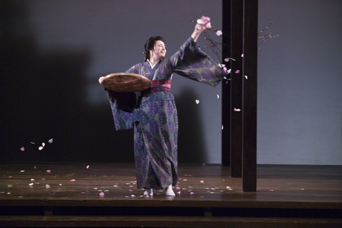 Patricia Racette (Cio-Cio San), Madama Butterfly, Giacomo Puccini. San Francisco Opera, 2005-06. Photographer: Terrence McCarthy/San Francisco Opera.