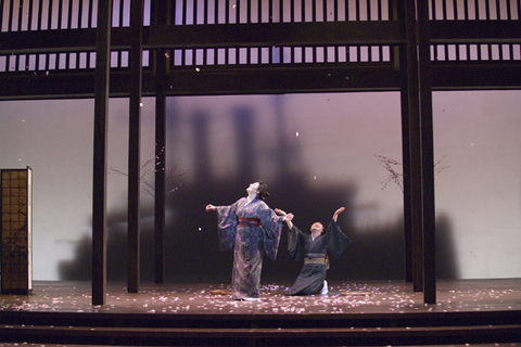 Patricia Racette (Cio-Cio San), Zheng Cao (Suzuki), Madama Butterfly, Giacomo Puccini. San Francisco Opera, 2005-06. Photographer: Terrence McCarthy/San Francisco Opera.