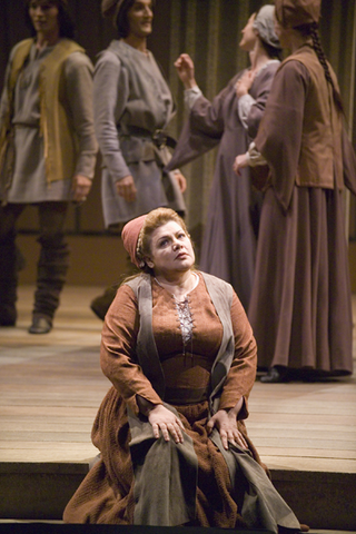 Dolora Zajick (Joan of Arc), Chorus, Orleanskaya Dyeva, Pyotr Ilyich Tchaikovsky. San Francisco Opera, 2005-06. Photographer: Terrence McCarthy/San Francisco Opera.