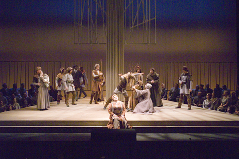 Dolora Zajick (Joan of Arc), Chorus, Supernumeraries, Orleanskaya Dyeva, Pyotr Ilyich Tchaikovsky. San Francisco Opera, 2005-06. Photographer: Terrence McCarthy/San Francisco Opera.