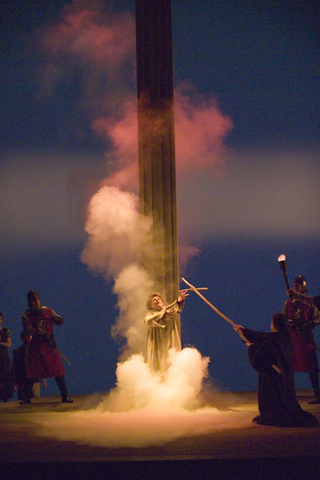 Dolora Zajick (Joan of Arc), Supernumeraries, Orleanskaya Dyeva, Pyotr Ilyich Tchaikovsky. San Francisco Opera, 2005-06. Photographer: Terrence McCarthy/San Francisco Opera.