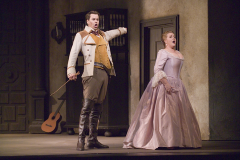 Peter Mattei (Count Almaviva), Ruth Ann Swenson (Countess Almaviva), Le Nozze di Figaro, Wolfgang Amadeus Mozart. San Francisco Opera, 2005-06. Photographer: Terrence McCarthy/San Francisco Opera.