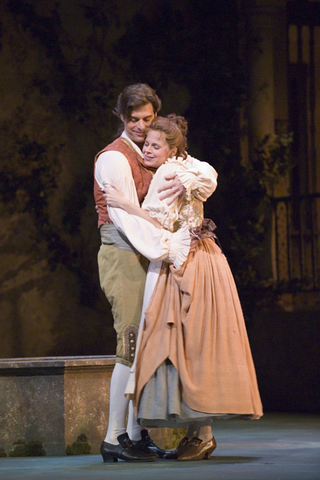 John Relyea (Figaro), Camilla Tilling (Susanna), Le Nozze di Figaro, Wolfgang Amadeus Mozart. San Francisco Opera, 2005-06. Photographer: Terrence McCarthy/San Francisco Opera.