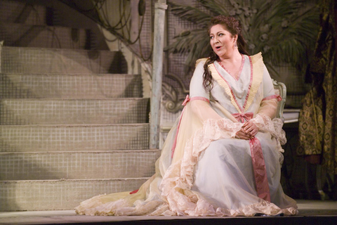 Christine Goerke (Rosalinde), Die Fledermaus, Johann Strauss Jr. San Francisco Opera, 2006-07. Photographer: Terrence McCarthy/San Francisco Opera.