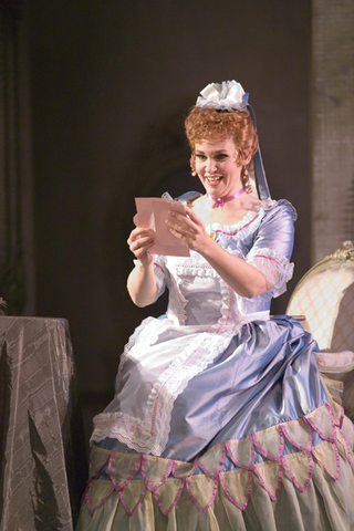 Jennifer Welch-Babidge (Adele), Die Fledermaus, Johann Strauss Jr. San Francisco Opera, 2006-07. Photographer: Terrence McCarthy/San Francisco Opera.