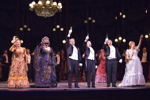 Melody Moore (Ida), Christine Goerke (Rosalinde), Wolfgang Brendel (Eisenstein), Brian Leerhuer (Dr. Falke), Eugene Brancoveanu (Frank), Jennifer Welch-Babidge (Adele), Chorus, Die Fledermaus, Johann Strauss Jr. San Francisco Opera, 2006-07. Photographer: Terrence McCarthy/San Francisco Opera.