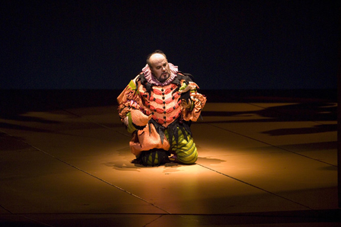 Paolo Gavanelli (Rigoletto), Rigoletto, Giuseppe Verdi. San Francisco Opera, 2006-07. Photographer: Terrence McCarthy/San Francisco Opera.