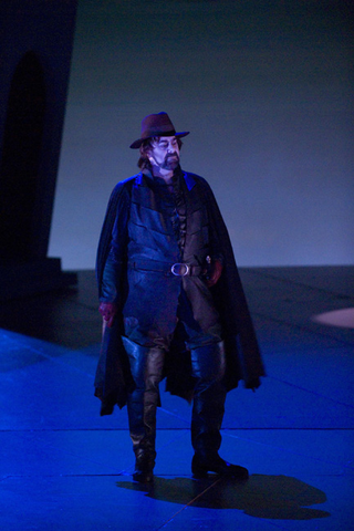 Kristinn Sigmundsson (Sparafucile), Rigoletto, Giuseppe Verdi. San Francisco Opera, 2006-07. Photographer: Terrence McCarthy/San Francisco Opera.