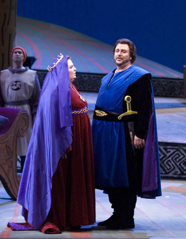 Christine Brewer (Isolde), Thomas Moser (Tristan), Tristan und Isolde, Richard Wagner. San Francisco Opera, 2006-07. Photographer: Terrence McCarthy/San Francisco Opera.