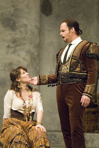 Kate Aldrich (Carmen), Kristopher Irmiter (Escamillo), Carmen, Georges Bizet. San Francisco Opera, 2006-07. Photographer: Kristen Loken/San Francisco Opera.