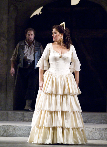 Marco Berti (Don José), Hadar Halevy (Carmen), Carmen, Georges Bizet. San Francisco Opera, 2006-07. Photographer: Terrence McCarthy/San Francisco Opera.