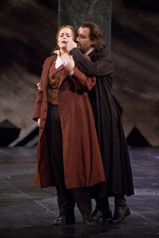 Twyla Robinson (Donna Elvira), Mariusz Kwiecien (Don Giovanni), Don Giovanni, Wolfgang Amadeus Mozart. San Francisco Opera, 2006-07. Photographer: Terrence McCarthy/San Francisco Opera.