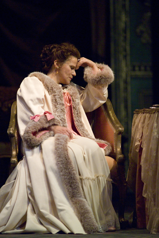 Soile Isokoski (Marschallin), Der Rosenkavalier, Richard Strauss. San Francisco Opera, 2006-07. Photographer: Terrence McCarthy/San Francisco Opera.