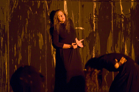 Susan Graham (Iphigénie), Iphigénie en Tauride, Christoph Willibald Gluck. San Francisco Opera, 2006-07. Photographer: Terrence McCarthy/San Francisco Opera.