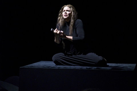 Susan Graham (Iphigénie), Iphigénie en Tauride, Christoph Willibald Gluck. San Francisco Opera, 2006-07. Photographer: Terrence McCarthy/San Francisco Opera.