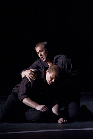 Paul Groves (Pylade), Bo Skovkus (Oreste), Iphigénie en Tauride, Christoph Willibald Gluck. San Francisco Opera, 2006-07. Photographer: Terrence McCarthy/San Francisco Opera.