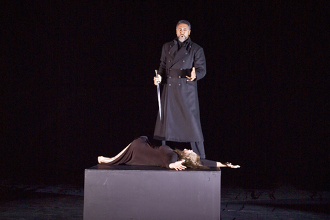 Mark S. Doss (Thoas), Susan Graham (Iphigénie), Iphigénie en Tauride, Christoph Willibald Gluck. San Francisco Opera, 2006-07. Photographer: Terrence McCarthy/San Francisco Opera.