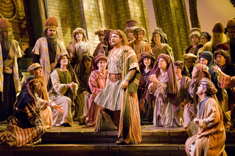 Clifton Forbis (Samson), Chorus, Samson et Dalila, Camille Saint-Saëns. San Francisco Opera, 2007-08. Photographer: Terrence McCarthy/San Francisco Opera.