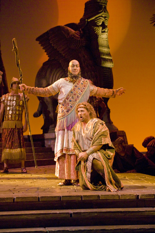 Eric Jordan (Abimélech), Clifton Forbis (Samson), Supernumeraries, Samson et Dalila, Camille Saint-Saëns. San Francisco Opera, 2007-08. Photographer: Terrence McCarthy/San Francisco Opera.