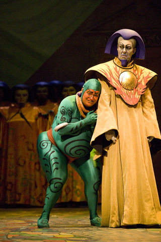 Greg Fedderly (Monostatos), Georg Zeppenfeld (Sarastro), Die Zauberflöte, Wolfgang Amadeus Mozart. San Francisco Opera, 2007-08. Photographer: Terrence McCarthy/San Francisco Opera.