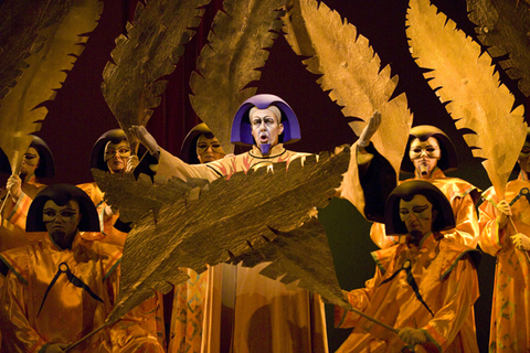 Georg Zeppenfeld (Sarastro), Chorus, Die Zauberflöte, Wolfgang Amadeus Mozart. San Francisco Opera, 2007-08. Photographer: Terrence McCarthy/San Francisco Opera.