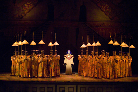 Georg Zeppenfeld (Sarastro), Chorus, Die Zauberflöte, Wolfgang Amadeus Mozart. San Francisco Opera, 2007-08. Photographer: Terrence McCarthy/San Francisco Opera.