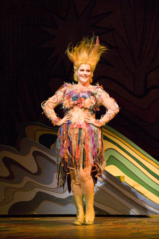 Roslyn Jones (Papagena), Die Zauberflöte, Wolfgang Amadeus Mozart. San Francisco Opera, 2007-08. Photographer: Terrence McCarthy/San Francisco Opera.