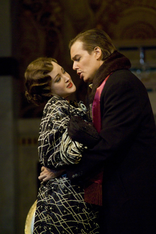 Anna Christy (Lisette), Gerard Powers (Prunier), La Rondine, Giacomo Puccini. San Francisco Opera, 2007-08. Photographer: Terrence McCarthy/San Francisco Opera.