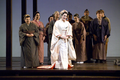 Patricia Racette (Cio-Cio-San), Chorus, Madama Butterfly, Giacomo Puccini. San Francisco Opera, 2007-08. Photographer: Terrence McCarthy/San Francisco Opera.