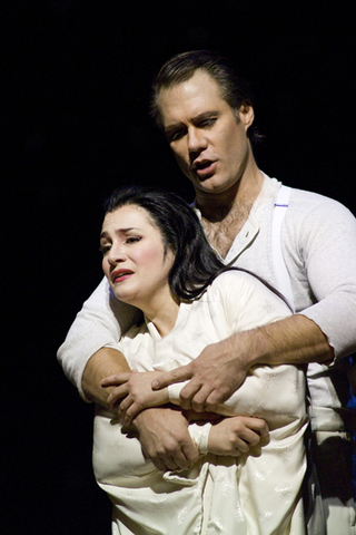 Patricia Racette (Cio-Cio-San), Brandon Jovanovkch (Pinkerton), Madama Butterfly, Giacomo Puccini. San Francisco Opera, 2007-08. Photographer: Terrence McCarthy/San Francisco Opera.