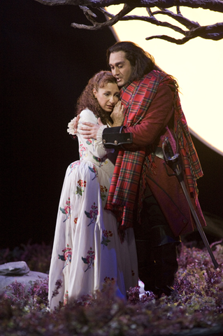 Natalie Dessay (Lucia), Giuseppe Filanoti (Edgardo), Lucia di Lammermoor, Gaetano Donizetti. San Francisco Opera, 2007-08. Photographer: Terrence McCarthy/San Francisco Opera.