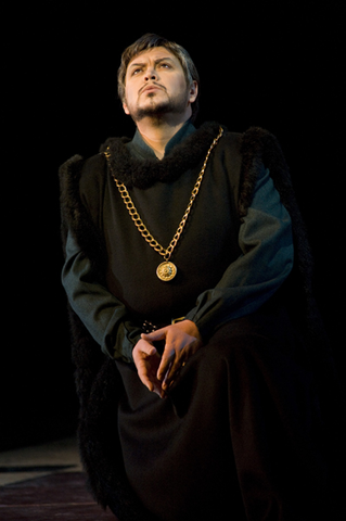 Vitalij Kowaljow (Jacopo Fiesco), Simon Boccanegra, Giuseppe Verdi. San Francisco Opera, 2008-09. Photographer: Terrence McCarthy/San Francisco Opera.