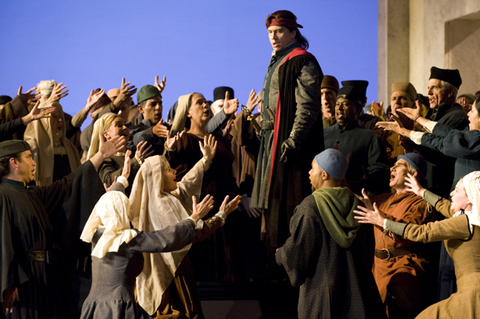 Dimitri Hvorostovosky (Simon Boccanegra), Chorus, Simon Boccanegra, Giuseppe Verdi. San Francisco Opera, 2008-09. Photographer: Terrence McCarthy/San Francisco Opera.