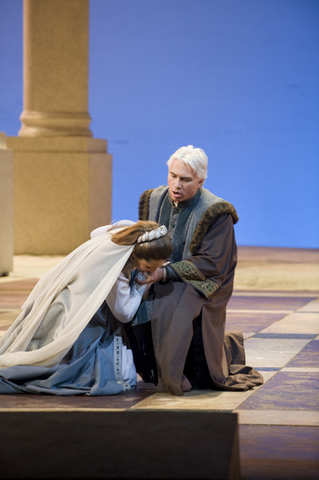 Barbara Frittoli (Amelia Grimaldi), Dmitri Hvorostovsky (Simon Boccanegra), Simon Boccanegra, Giuseppe Verdi. San Francisco Opera, 2008-09. Photographer: Terrence McCarthy/San Francisco Opera.