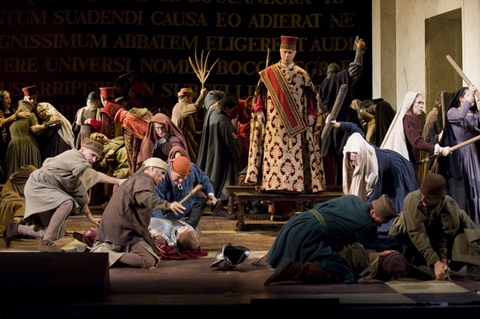 Dmitri Hvorostovsky (Simon Boccanegra), Chorus, Simon Boccanegra, Giuseppe Verdi. San Francisco Opera, 2008-09. Photographer: Terrence McCarthy/San Francisco Opera.