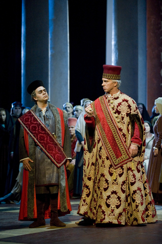 Patrick Carfizzi (Paolo Albiani), Dmitri Hvorostovsky (Simon Boccanegra), Chorus, Simon Boccanegra, Giuseppe Verdi. San Francisco Opera, 2008-09. Photographer: Terrence McCarthy/San Francisco Opera.