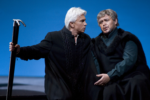 Dmitri Hvorostovsky (Simon Boccanegra), Vitalij Kowalljow (Jacopo Fiesco), Simon Boccanegra, Giuseppe Verdi. San Francisco Opera, 2008-09. Photographer: Terrence McCarthy/San Francisco Opera.