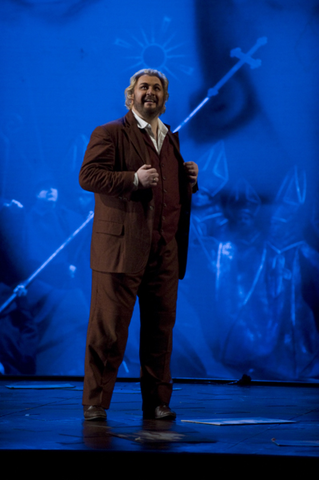 Torsten Kerl (Paul), Supernumeraries, Die Tote Stadt, Eric Wolfgang Korngold. San Francisco Opera, 2008-09. Photographer: Terrence McCarthy/San Francisco Opera.