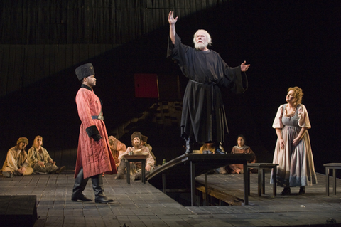 Kenneth Kellog (Nikitich), Vladimir Ognovenko (Varlaam), Catherine Cook (The Innkeeper), Ensemble, Boris Godunov, Modest Petrovich Mussorgsky. San Francisco Opera, 2008-09. Photographer: Terrence McCarthy/San Francisco Opera.