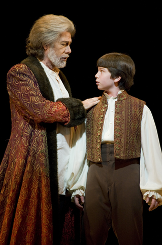 Samuel Ramey (Boris), Jack Gorlin (Fyodor), Boris Godunov, Modest Petrovich Mussorgsky. San Francisco Opera, 2008-09. Photographer: Terrence McCarthy/San Francisco Opera.