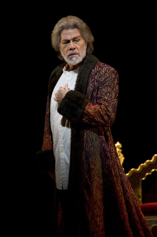 Samuel Ramey (Boris), Jack Gorlin (Fyodor), Boris Godunov, Modest Petrovich Mussorgsky. San Francisco Opera, 2008-09. Photographer: Terrence McCarthy/San Francisco Opera.