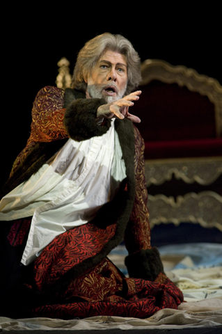 Samuel Ramey (Boris), Boris Godunov, Modest Petrovich Mussorgsky. San Francisco Opera, 2008-09. Photographer: Terrence McCarthy/San Francisco Opera.